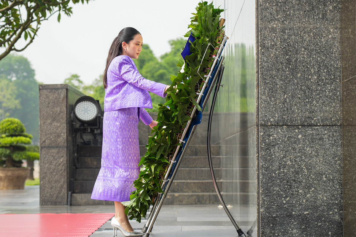 PhotoStory-พิธีวางพวงมาลา ณ สุสานอดีตประธานาธิบดีโฮจิมินห์