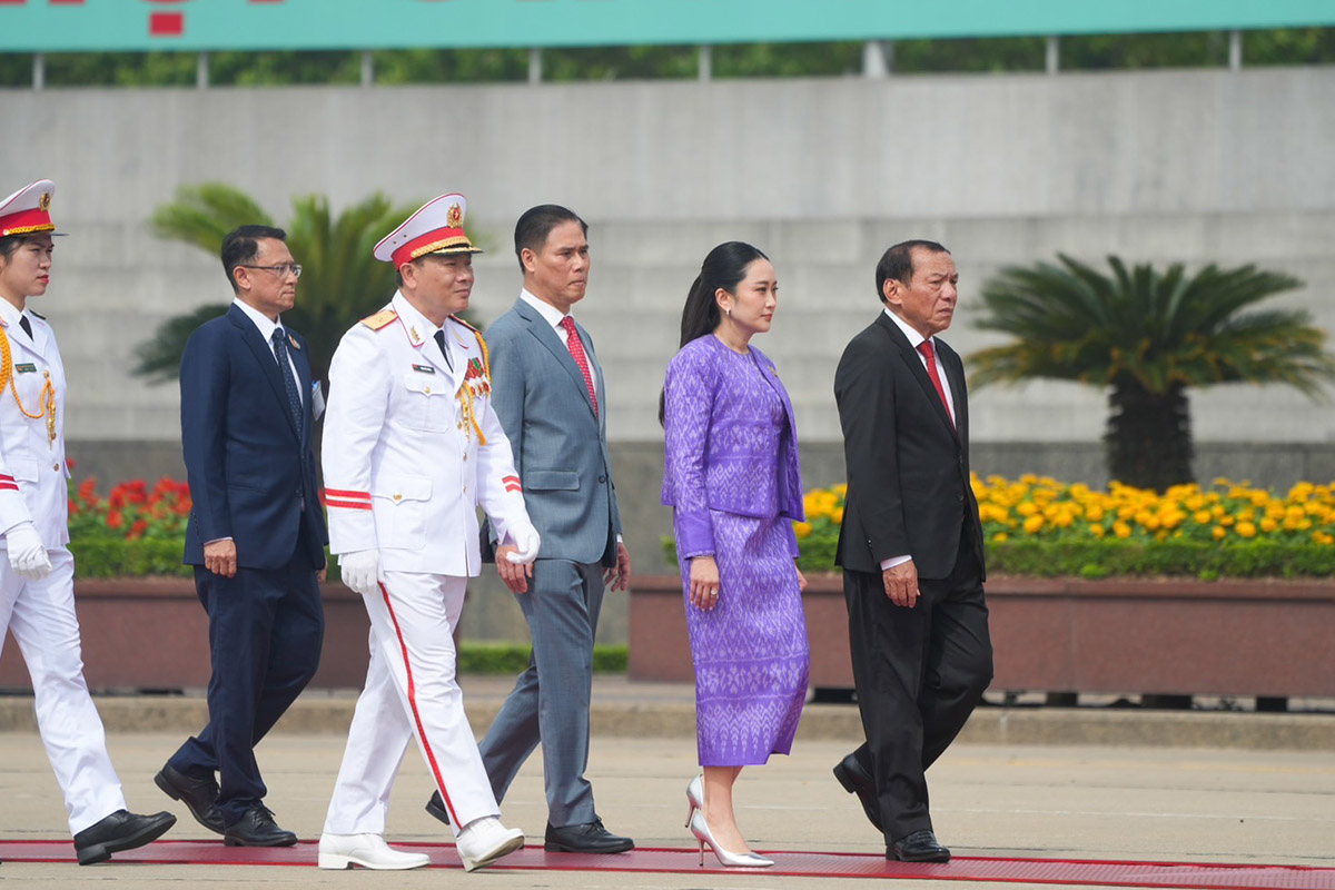 PhotoStory-พิธีวางพวงมาลา ณ สุสานอดีตประธานาธิบดีโฮจิมินห์