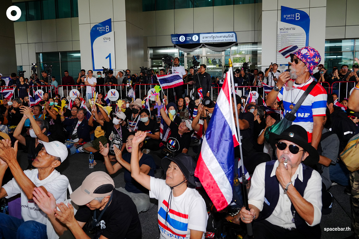 PhotoStory-บรรยากาศ ‘สนธิ ลิ้มทองกุล’ พร้อมคณะ นำมวลชนยื่นหนังสือ กกต. ค้านมติคดี ‘ฮั้ว สว.’