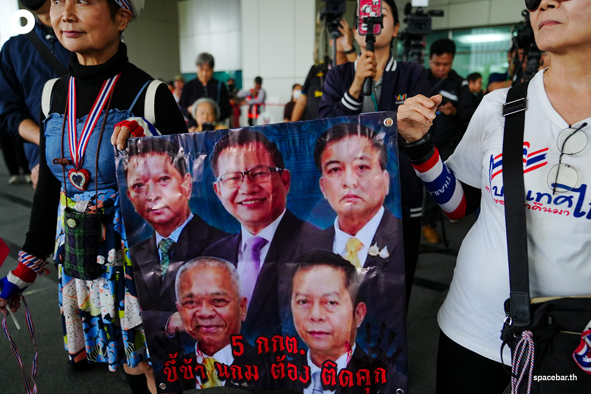 PhotoStory-บรรยากาศ ‘สนธิ ลิ้มทองกุล’ พร้อมคณะ นำมวลชนยื่นหนังสือ กกต. ค้านมติคดี ‘ฮั้ว สว.’