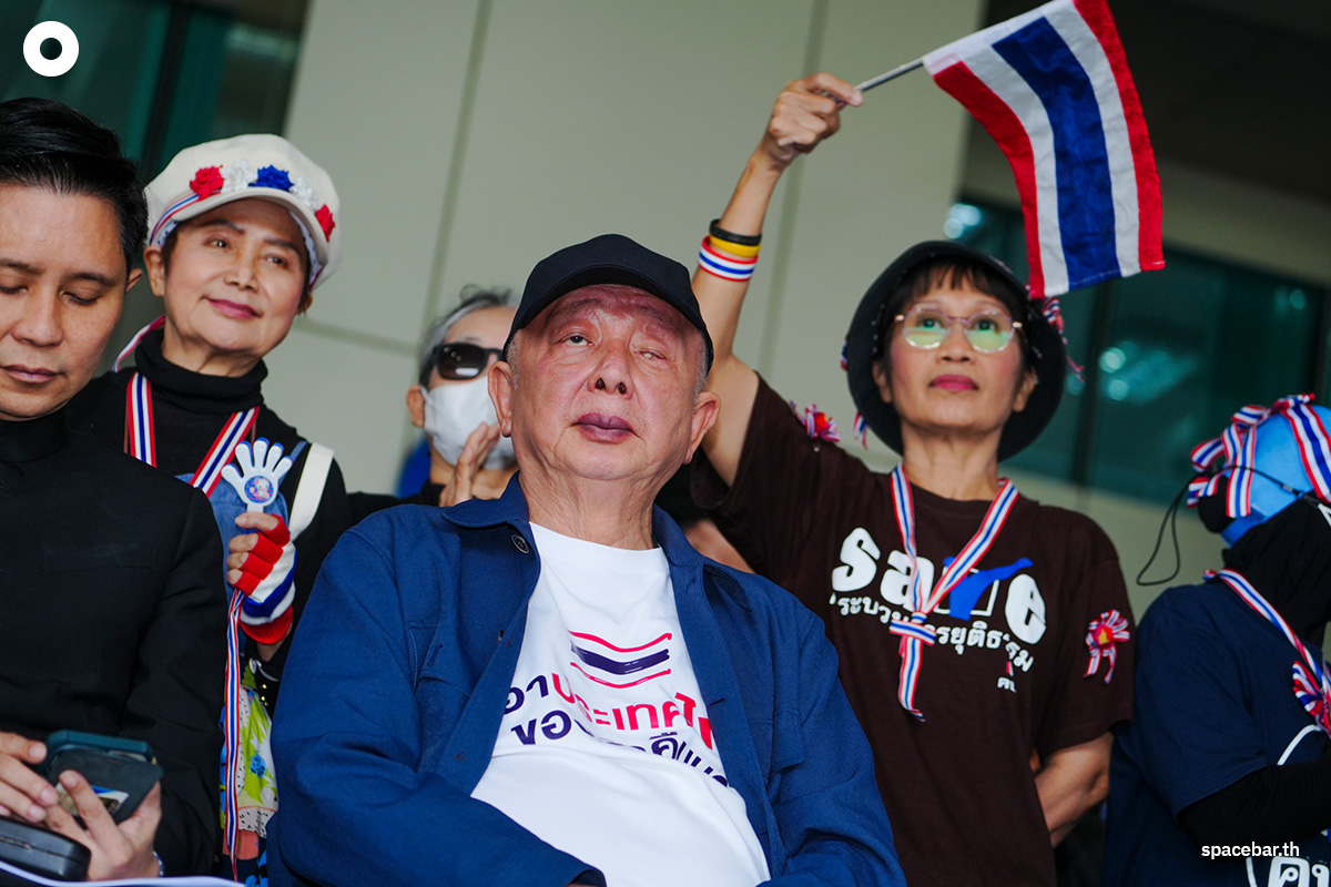 PhotoStory-บรรยากาศ ‘สนธิ ลิ้มทองกุล’ พร้อมคณะ นำมวลชนยื่นหนังสือ กกต. ค้านมติคดี ‘ฮั้ว สว.’