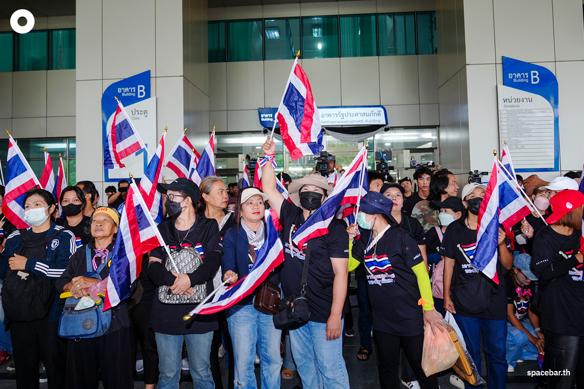 PhotoStory-บรรยากาศ ‘สนธิ ลิ้มทองกุล’ พร้อมคณะ นำมวลชนยื่นหนังสือ กกต. ค้านมติคดี ‘ฮั้ว สว.’