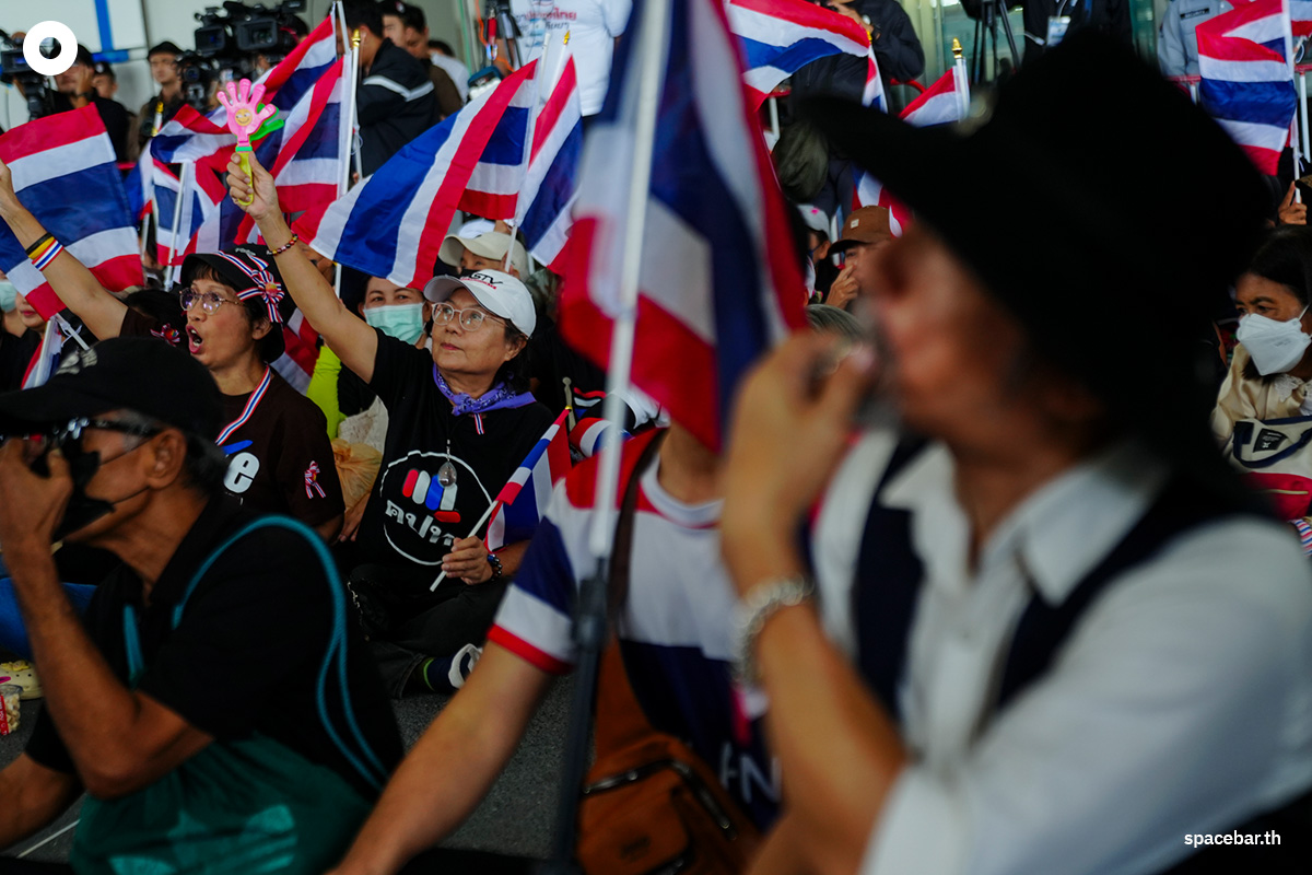 PhotoStory-บรรยากาศ ‘สนธิ ลิ้มทองกุล’ พร้อมคณะ นำมวลชนยื่นหนังสือ กกต. ค้านมติคดี ‘ฮั้ว สว.’