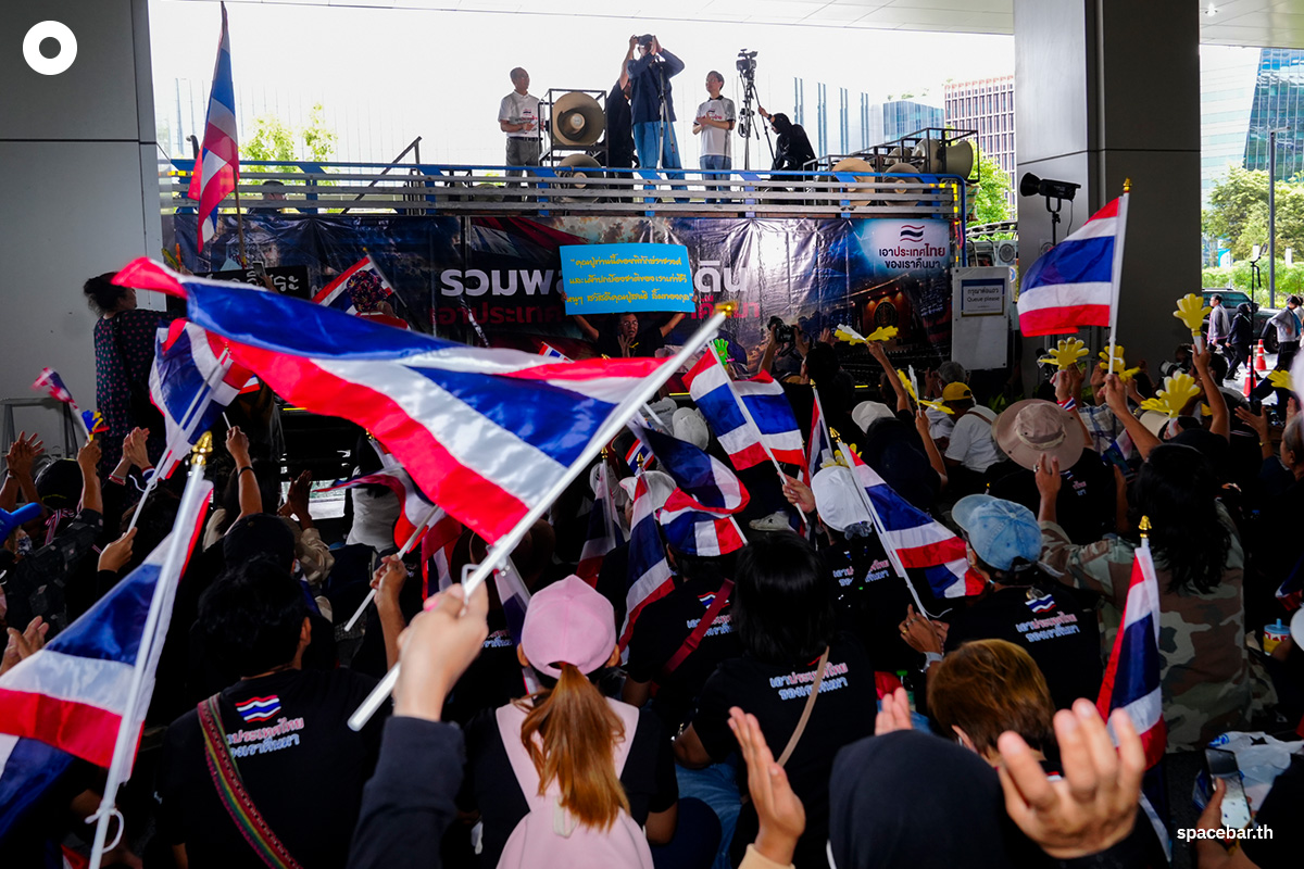 PhotoStory-บรรยากาศ ‘สนธิ ลิ้มทองกุล’ พร้อมคณะ นำมวลชนยื่นหนังสือ กกต. ค้านมติคดี ‘ฮั้ว สว.’