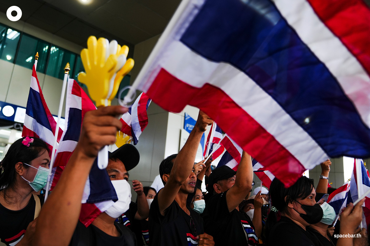 PhotoStory-บรรยากาศ ‘สนธิ ลิ้มทองกุล’ พร้อมคณะ นำมวลชนยื่นหนังสือ กกต. ค้านมติคดี ‘ฮั้ว สว.’