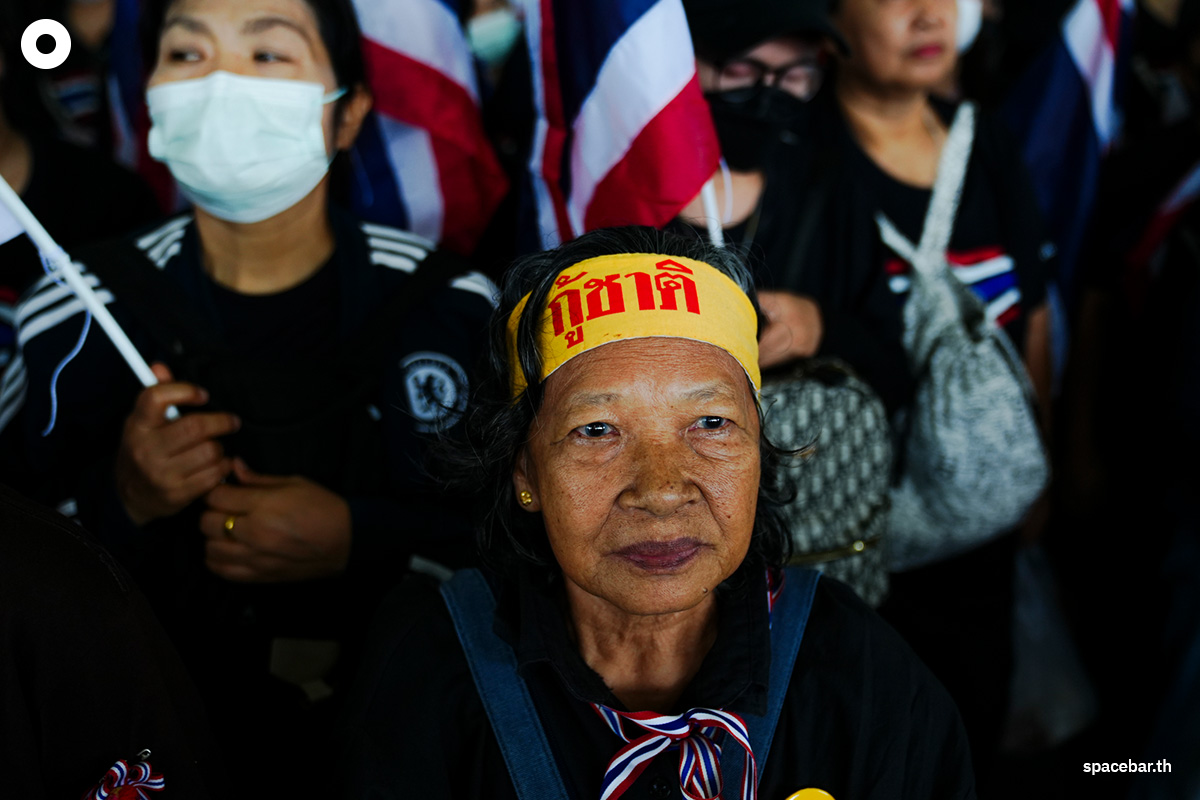 PhotoStory-บรรยากาศ ‘สนธิ ลิ้มทองกุล’ พร้อมคณะ นำมวลชนยื่นหนังสือ กกต. ค้านมติคดี ‘ฮั้ว สว.’