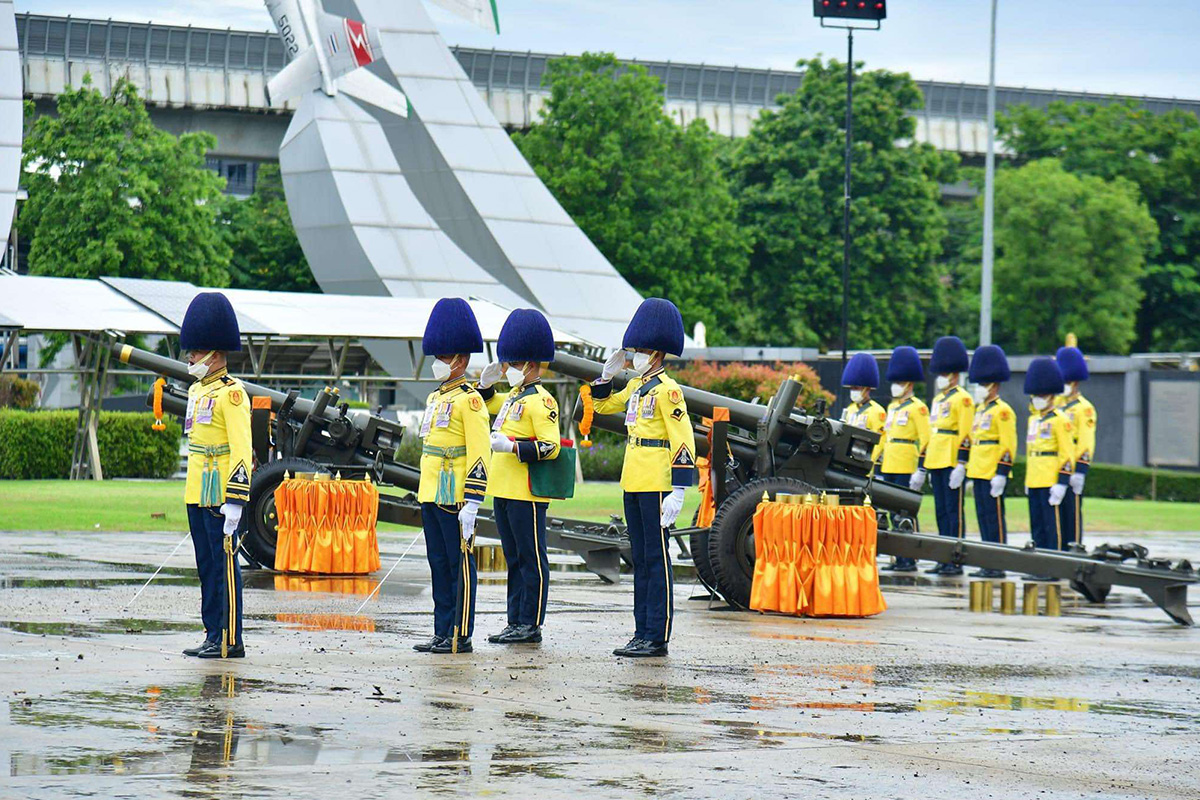 Thai_Military_Salute_SPACEBAR_Photo03_b9dc5a6b47.jpg