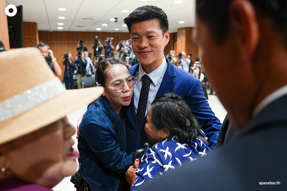 PhotoStory-หัวหน้าพรรคประชาชนและผู้สนับสนุน
