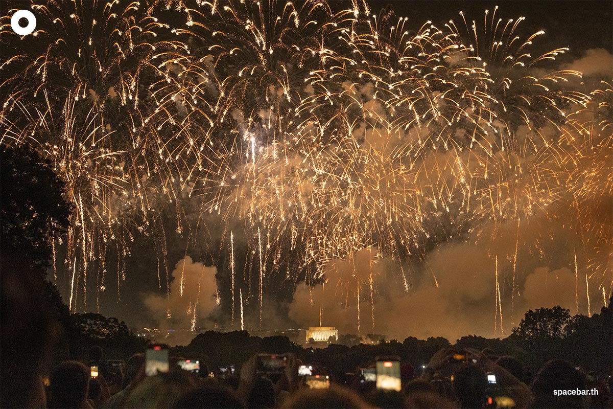 PhotoStory-การแสดงดอกไม้ไฟระหว่างการเฉลิมฉลองวันประกาศอิสรภาพ “Salute to America” ที่เนชันนอลมอลล์ ในกรุงวอชิงตัน ดี.ซี. ในช่วงเช้ามืดของวันที่ 5 กรกฎาคม 2026 (Photo by KEN CEDENO / AFP)