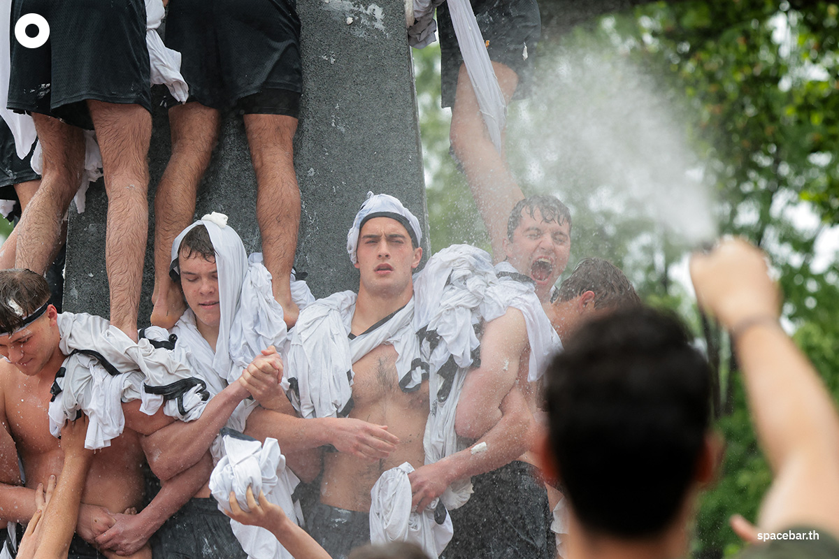 PhotoStory-เหล่าพลทหารเรือชั้นปี 1 ถูกฉีดน้ำขณะสร้างฐานระหว่างการปีนอนุสรณ์สถานเฮิร์นดอนประจำปีที่โรงเรียนนายเรือสหรัฐฯ เมื่อวันที่ 14 พฤษภาคม 2025 (Photo by Kayla Bartkowski / GETTY IMAGES NORTH AMERICA / Getty Images via AFP)