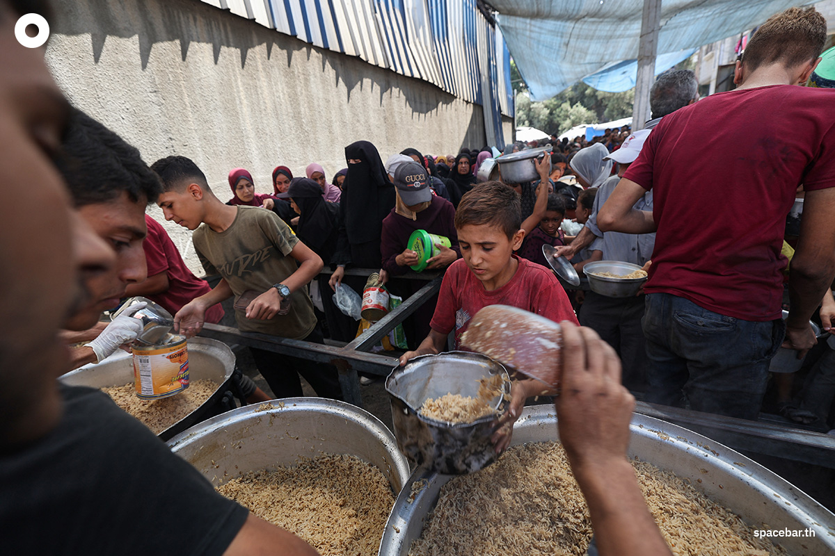 PhotoStory- เด็กชายชาวปาเลสไตน์เข้าแถวเพื่อรับอาหารร้อนๆ จากโรงครัวการกุศลในค่ายผู้ลี้ภัยนูเซย์ราตในฉนวนกาซา เมื่อวันที่ 4 กันยายน 2025 (Photo by Eyad BABA / AFP)