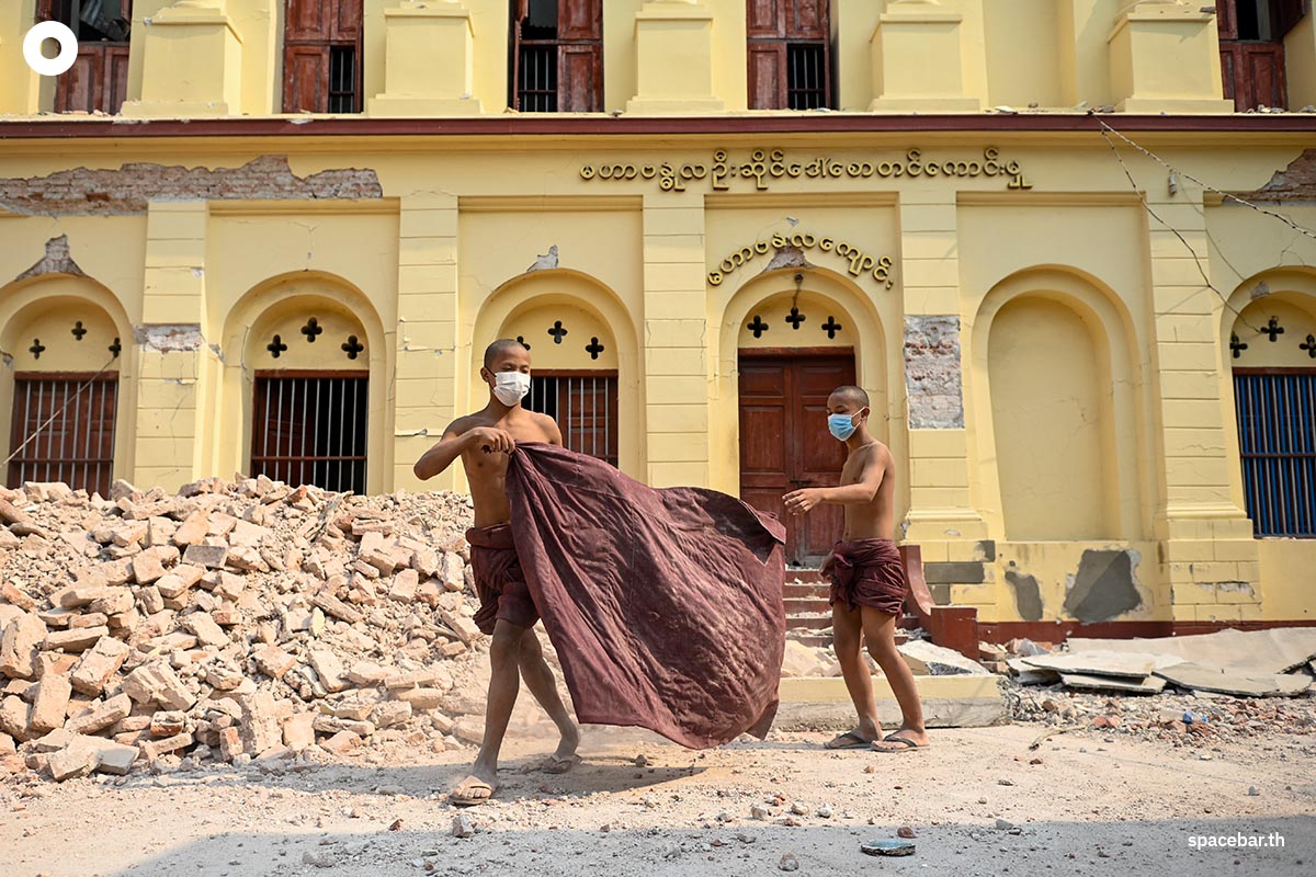 photo_story_monks_clear_rubble_from_quake_hit_myanmar_monastery_SPACEBAR_Photo02_47c75b2fbb.jpg