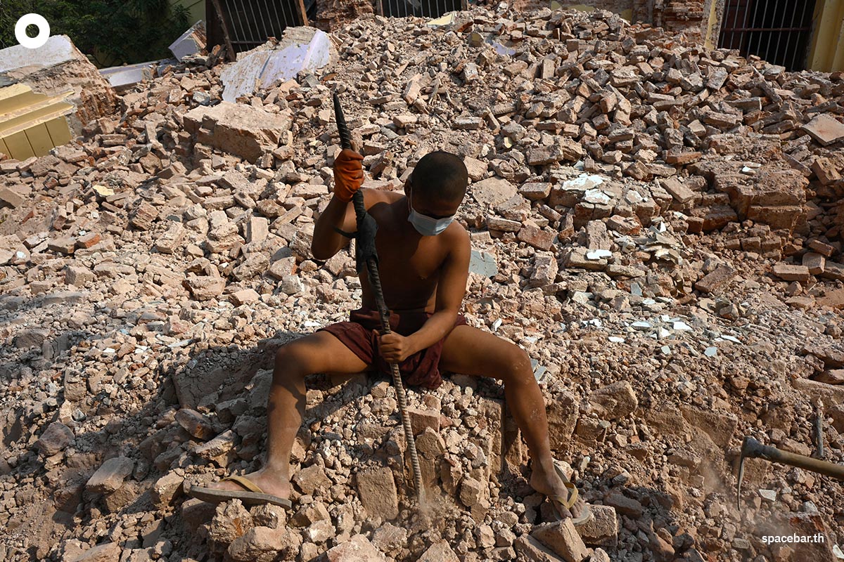 photo_story_monks_clear_rubble_from_quake_hit_myanmar_monastery_SPACEBAR_Photo03_4b188e23b5.jpg
