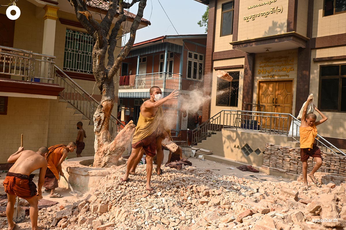 photo_story_monks_clear_rubble_from_quake_hit_myanmar_monastery_SPACEBAR_Photo05_12a7934b6d.jpg