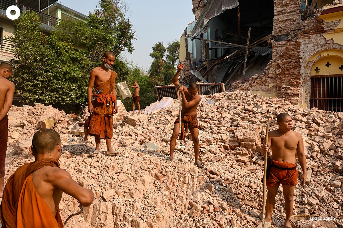 photo_story_monks_clear_rubble_from_quake_hit_myanmar_monastery_SPACEBAR_Photo06_82e78a6f4a.jpg