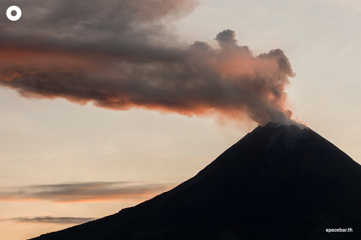 photo_story_mount_merapi_spews_lava_during_eruption_SPACEBAR_Photo01_dd02b58a71.png